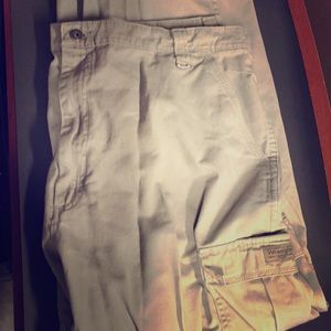 Wrangler Men’s lightly worn cargo 42x32 pants